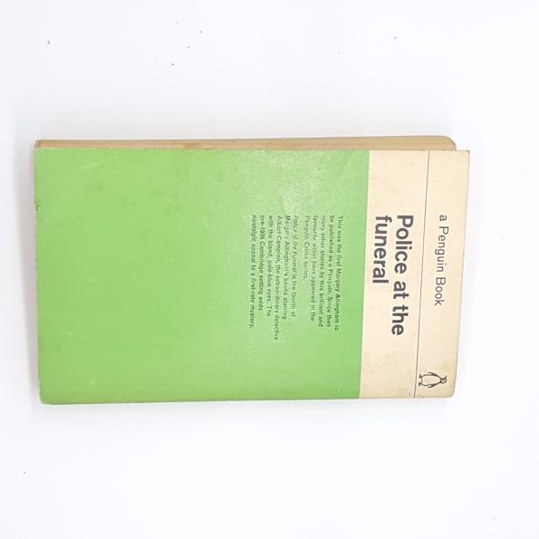 Police at the funeral by Margery Allingham, penguin,1963